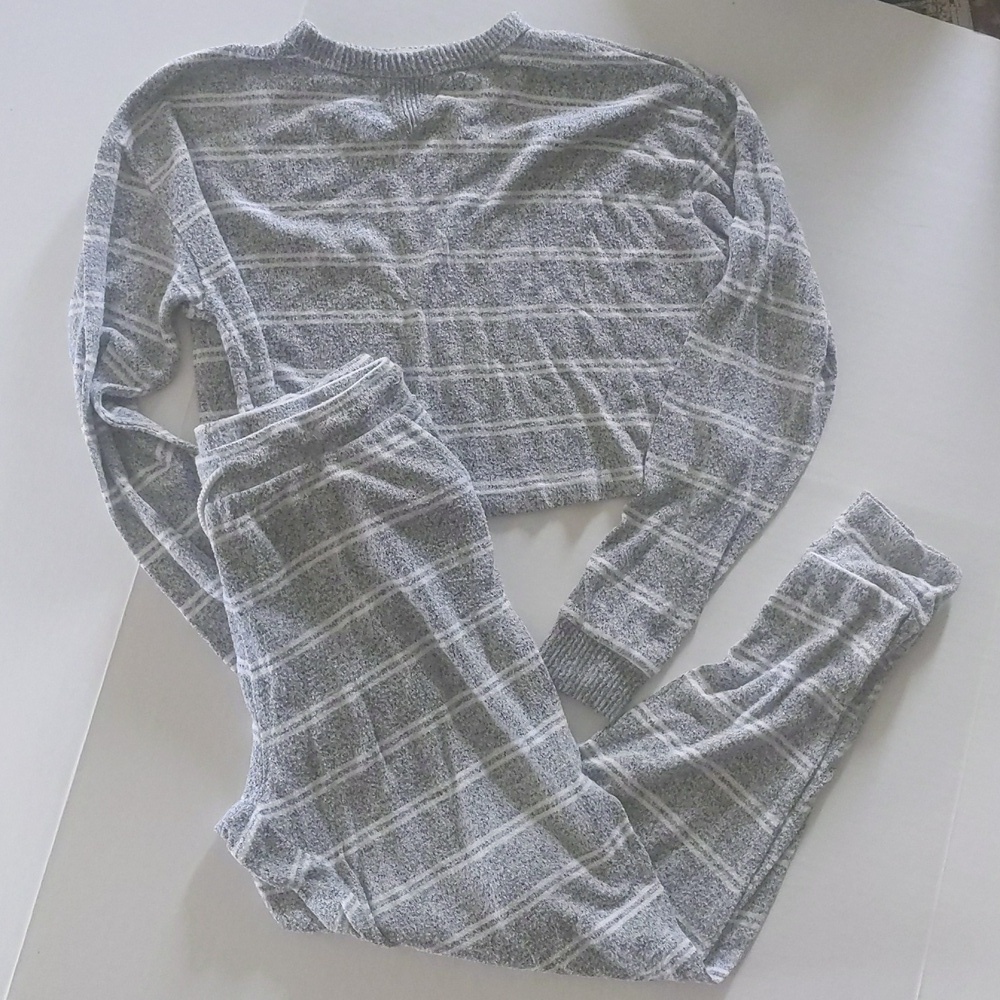 Forever 21 Women's Cropped Sweater And Joggers Set. Gray And White.